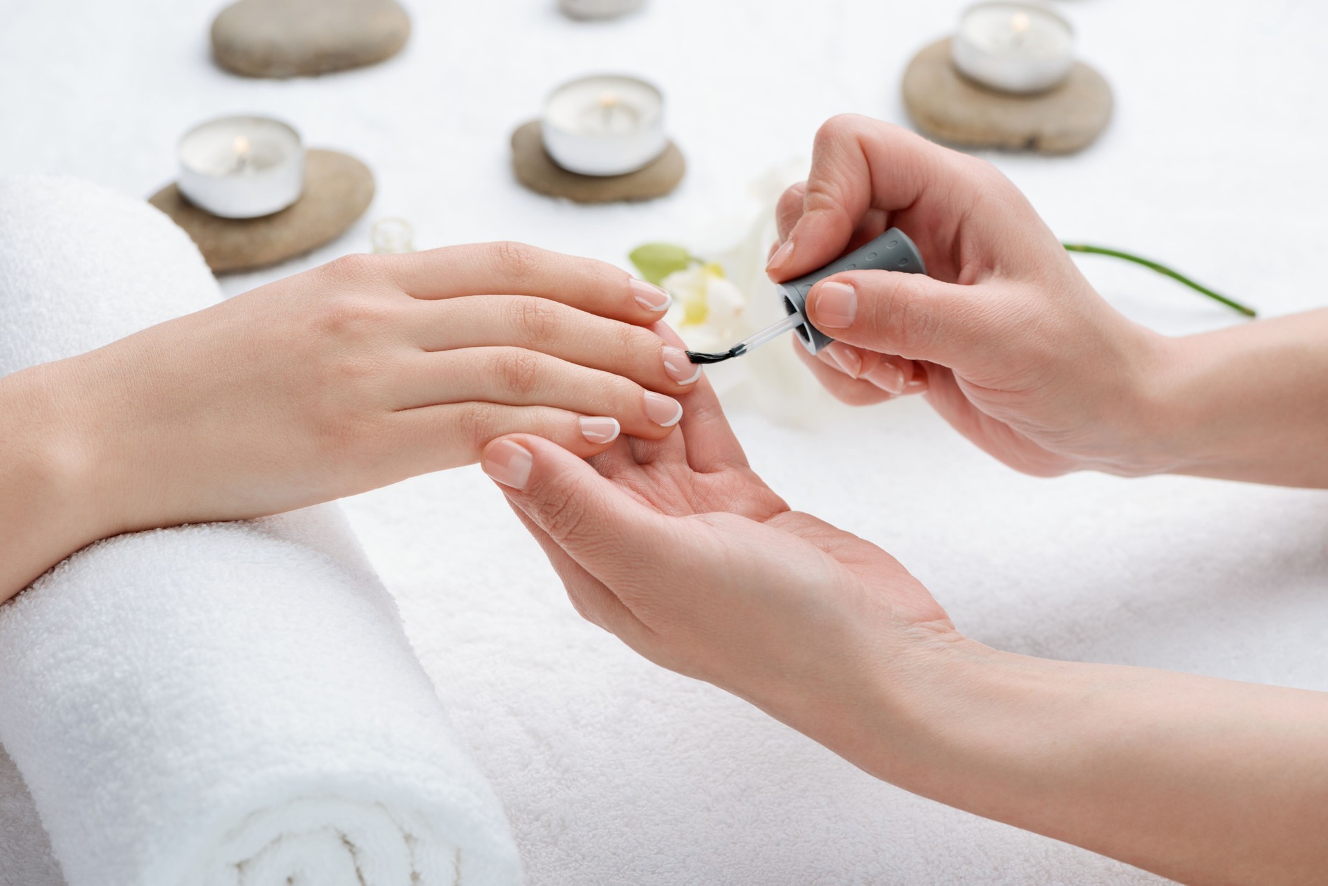 Eine französische Maniküre in einem Salon machen