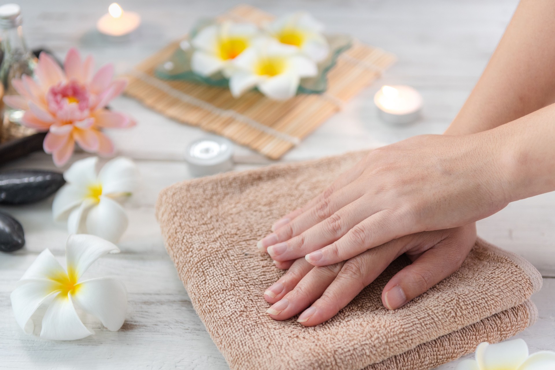 Frauenhände im Spa mit Spa-Konzept und Behandlung.